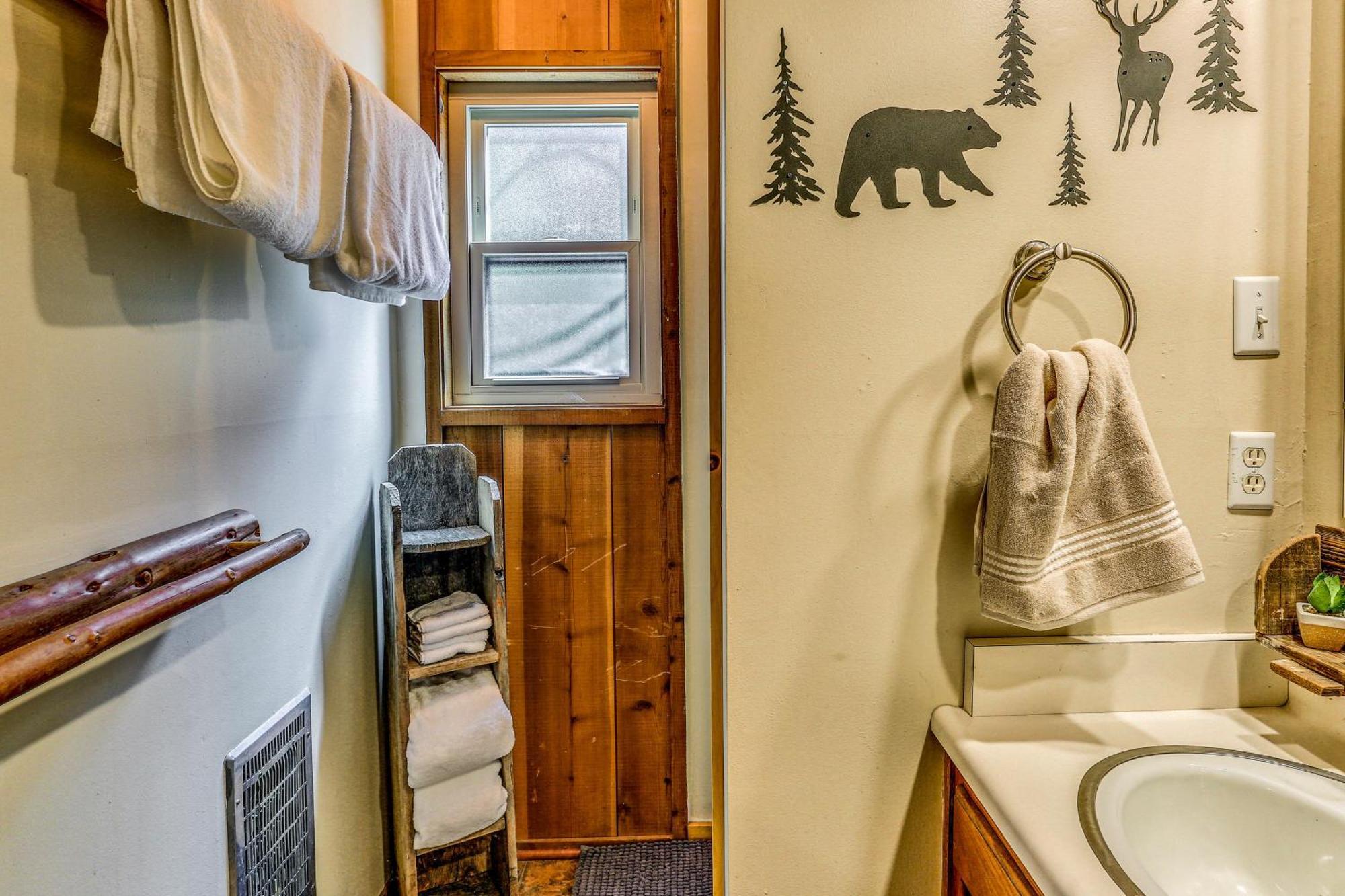 Cozy Bears Hideaway About 3 Mi To Lake! Holiday home Shaver Lake